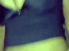 סטייל טאבו: אמא חורגת שמנה שחורה רוכבת על בי בי סי בדוגי עם שיער חום.