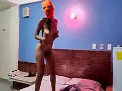 adik tiri brunette bertopeng goyang seksi di kasur hotel