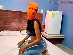Maskovaná brunetka nevlastní sestra sexy se třese v hotelovém posteli.
