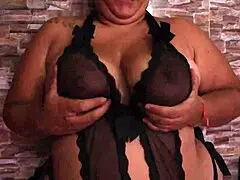 Milf Masturba Con Dildo En La Ducha Muy Caliente