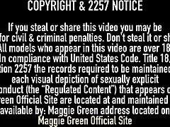 Ei, essa vadia Vicky Vette pirou em lambida lesbica milf de lingerie quente