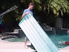 Háborús napos mostafia lophatja be a kolbászt szívni a medencében