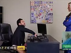 매혹적인 밀프 알레나 크로프트가 행운의 남자 자지 목마름