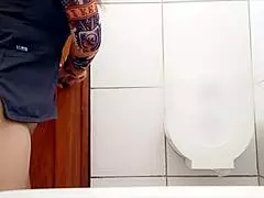 el comportamiento de mi madrastra comienza a tornarse algo extra�o cuando va a los servicios higenicos ella se toca la vagina y acaricia eroticamente su cuerpo de zorra porno real casero