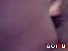 למה להסתפק באחת כששתי MILF יכולות ללקק ולמצוץ אנשי עסקים עד הסוף בשלישייה פרועה?