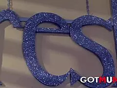 למה להסתפק באחת כששתי MILF יכולות ללקק ולמצוץ אנשי עסקים עד הסוף בשלישייה פרועה?