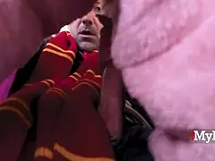 האמא הלוהטת תרכב על זין בתחפושת פוטר?