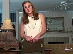 43 साल की बालों वाली मिल्फ इसाबेला को नई सेक्रेटरी देखकर उत्तेजित हो गया