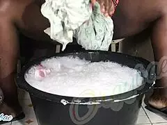 Ako oddaná gazdinka zvládam víkendové pranie, skladám oblečenie úhľadne v našom útulnom dome.