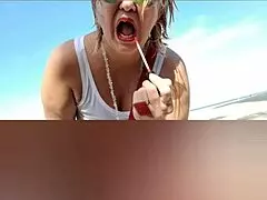 Moje duże naturalne cycki i wargi cipki błyskają na plaży