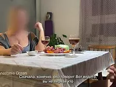 Съпругът ми дрочи скрит под масата пред стъпма