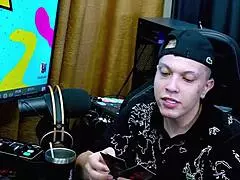 Belinha baracho got on all fours on the podcast table and showed her ass in detail, ruan took full advantage - popum in the shack