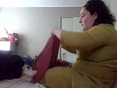 Eşim kıyafet katlarken azdırıcı ders veriyor