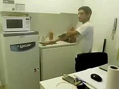 Esposa Muy Puta Se Coje Al Plomero Y Se Hace Llenar El Culo De Leche Por El Cuñado Nuevo A Escondidas Con El Marido En El Comedor!