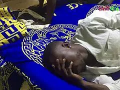 Zralá s přirozenýma kožama cítí intenzivní emoce v trojce v posteli s manželem a bratrem.