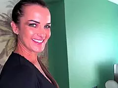 amy amatrice de sexe hard se fait baiser par deux étalons