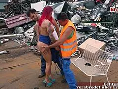 जर्मन मैच्योर रेडहेड मिल्फ को आउटडोर बड़े चूचों वाली एनल थ्रीसम