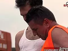 जर्मन मैच्योर रेडहेड मिल्फ को आउटडोर बड़े चूचों वाली एनल थ्रीसम