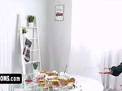 Χριστούγεννα δωρεάν γαμήσι και μουνί για μας, η μητριά δεν χορταίνει