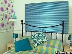 British Milf Penny Gets Excited In Nylon Tights!