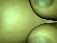 kurvig svart amatör med stora naturliga tuttar och feta fitlabbar rider muskulös kuk i pov hemmavideo