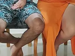 la puta de mi hermanastra se calienta en la cena con padrastros, nos pillan pero sigue cabalgando duro en blowbang real casero 😈