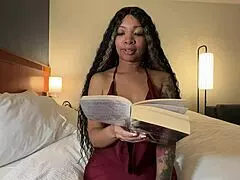 إيفا باكر بتلعب دور ربة بيت تقرا والجيران بيتفرجوا