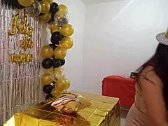 Şık hanımın yılbaşı partisinde gizli arzuları patlıyor.