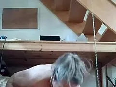 주인의 사무실에서 노예 여자가 복종