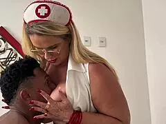 a médica peituda tiffany resolve o problema e ajuda jhon a coletar esperma