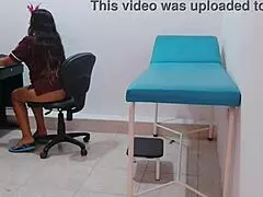 야 간호학생 연습실 소파에서 자신만만하게 여유롭게 앉아있네