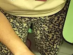 mi madrastra puta descubre mis cursos y me folla para no decirle a mi papa