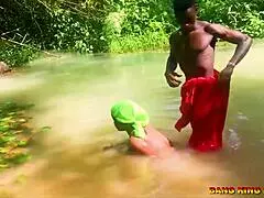 Šta ako samo tučeš ovu rogušu Afrikanku hardcore velikim kurcem na streamu