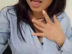 en la oficina estoy super excitada esperando clientes y me toco sucio como secretaria que ama placeres intensos 😏