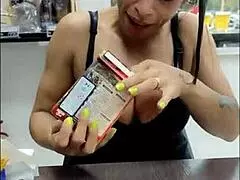 Oženjeni tip liže vruću milf pornozvezdu, tako napaljen i uzbuđen.