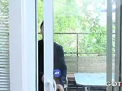 엄마 잡음 - 타이트 밀프가 쓰리썸으로 두 큰 자지한테 거칠게 박혀 😈