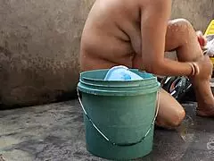 Nevastă goală face baie afară, țâțe mari și pizdă drăguță expuse. Futere intensă în ud