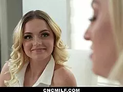 Можеш ли да повярваш, горещата милф и тийн 18+ чукат свободно по време на шах?