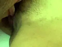 Η άκρη της γλώσσας μου βρέχεται στο μουνί μου