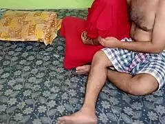 Fetish trening sa kućanikom u mrežastim čarapama, atletska MILF brinetka zadirkuje sise