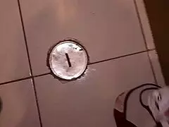 las bragas de mi madrastra en el baño