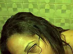 las bragas de mi madrastra en el baño