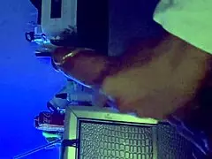 Polkneš to nebo vymrdáš, ten velký černý čurák je tvůj na příkaz