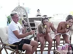 Duas loiras gostosas se pegando chupando peitos e a buceta cheias de tesão - rangel carlos & bruna carlos 😍