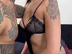 Seule avec le copain de mon amie, bite en bouche et chatte en levrette