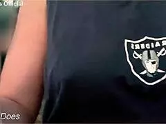 Isteri jalanan flashing buah dada besar luar