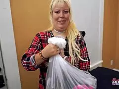 Kıvrımlı Sarışın Seksi Nikki J Yakın Karşılaşmada Yüzüne Boşalma