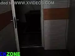 Chica sexy de 18+ con cintura chica se folla en la cocina con su mamá