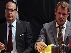 Por que essa milf fica tão molhada no interrogatório? Milf encharcada