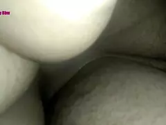 جان رودريغيز تتدلع من حبيبها الشاب لحد ما تبلل ثم كلبي